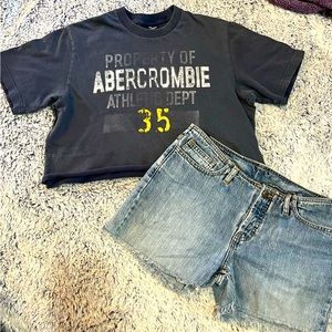 Y2K vintage Abercrombie boys X-Large fits like a women’s medium! Super trendy
